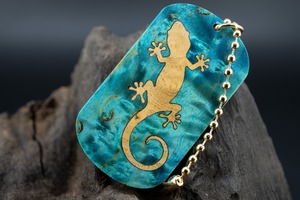 【 北欧の銘木 】 マスールバーチ スタビライズウッド ドッグタグ 象嵌 木登りトカゲ