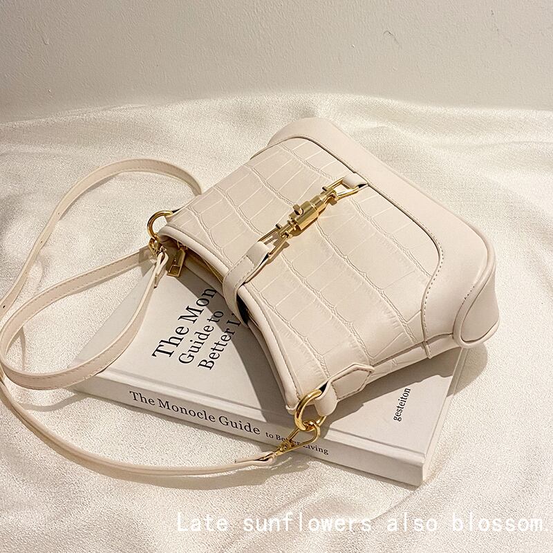 オータムウィンターレッドスタンダード レトロ 秋物 冬物 メッセンジャーバッグ 手作りハンドバック33343751160