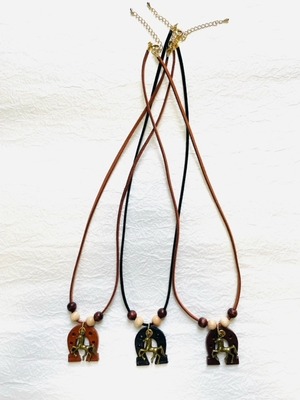 レザー製馬蹄ネックレス　　（ブラウン）