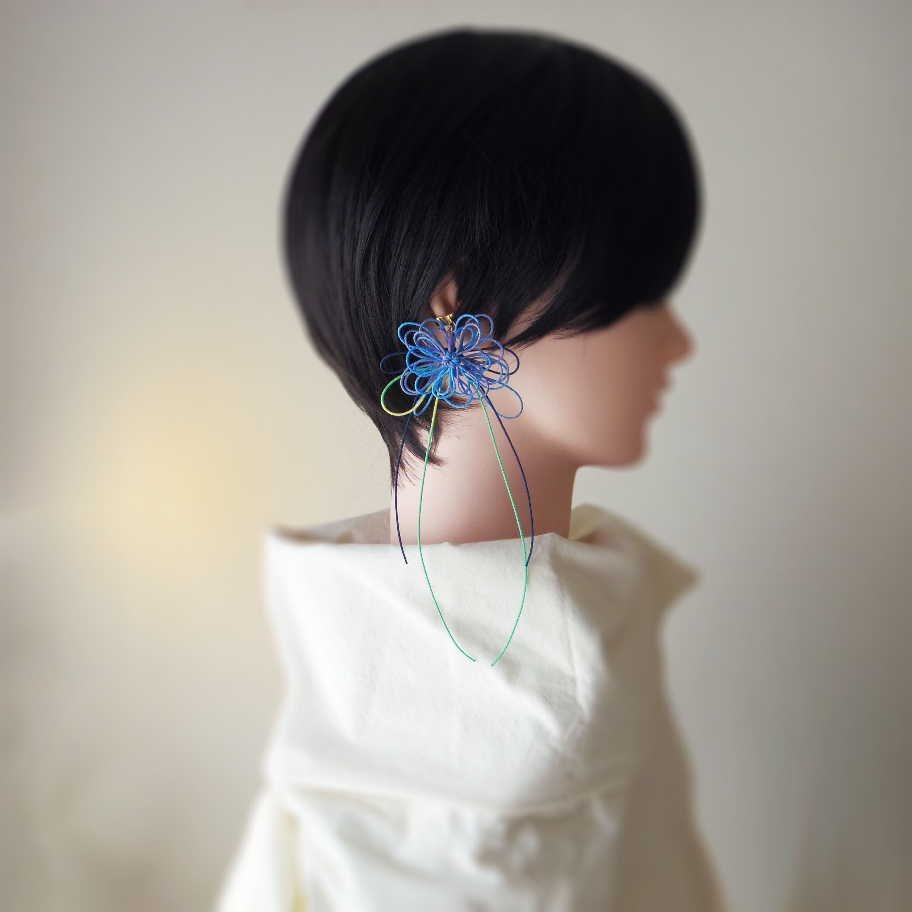 飾り結びかたっぽイヤーカフ「ハナメグル・漂」 | 手染め紐による大輪の花。浴衣・着物・洋装にも。