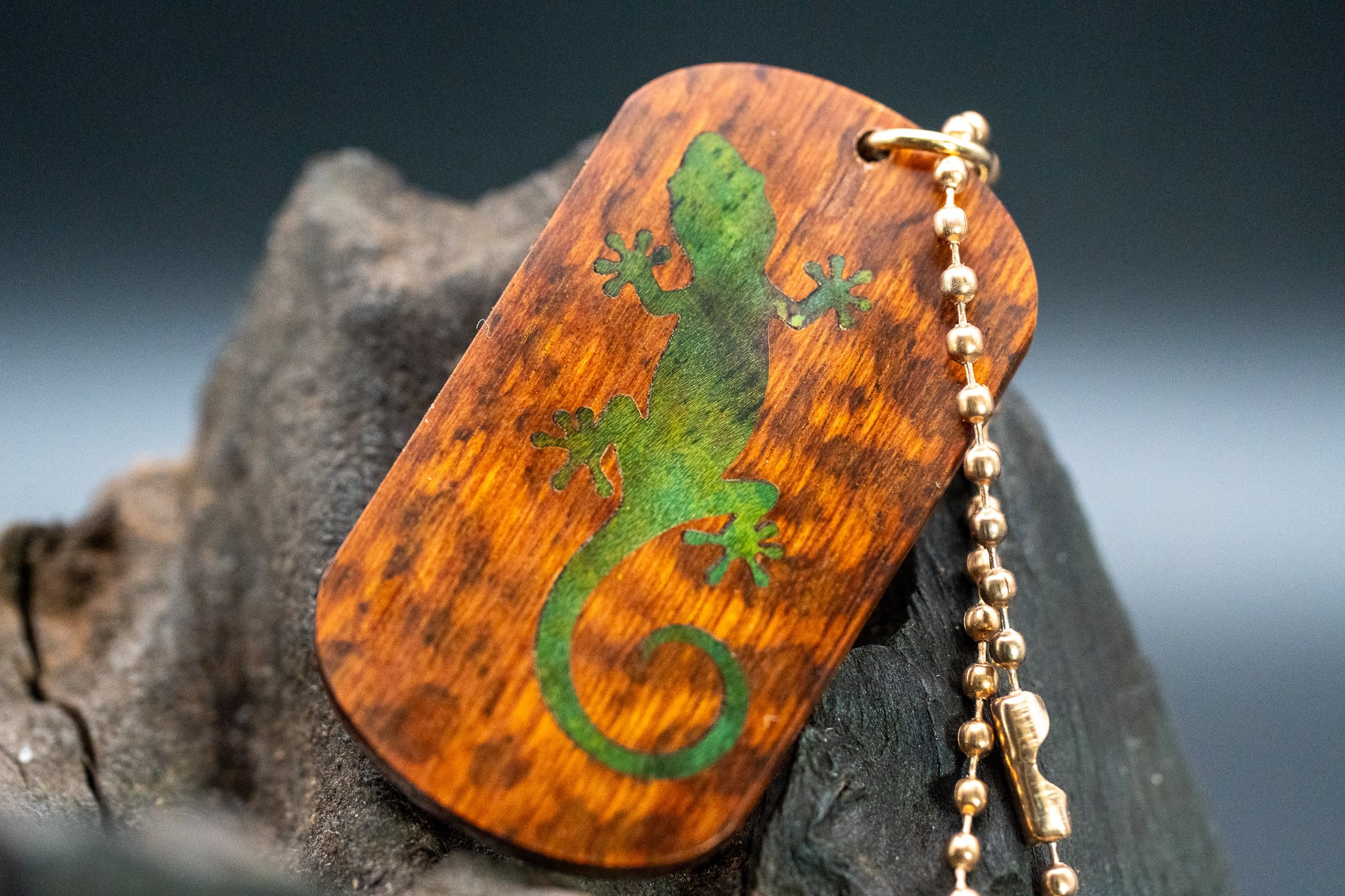 【 木のダイヤモンド 】スネークウッド ドッグタグ 象嵌 木登りトカゲ