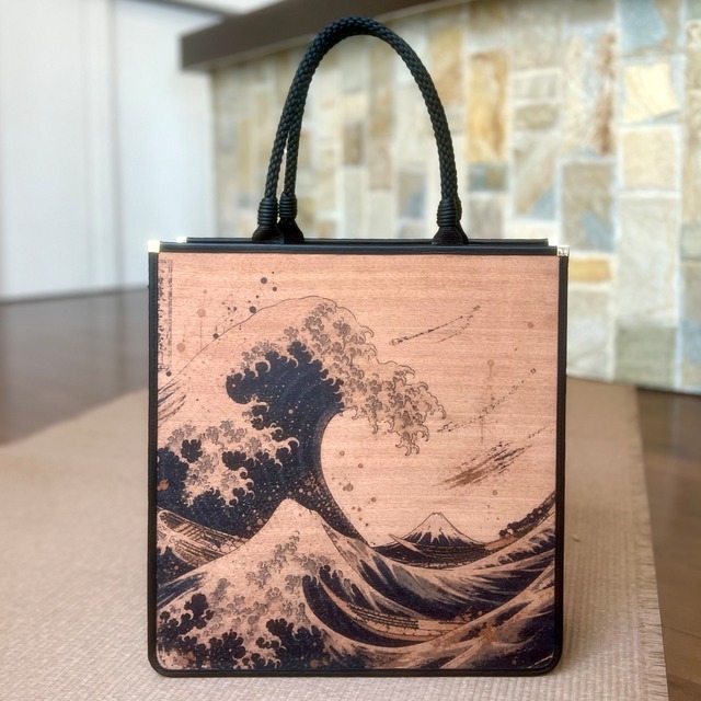 nternational Japan Fashion Gala 2026 Exclusive | Hokusai “The Great Wave” – Walnut × Nishijin Textile × Washi Tatami Bag