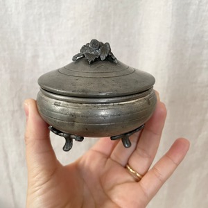 脚がかわいいいれもの