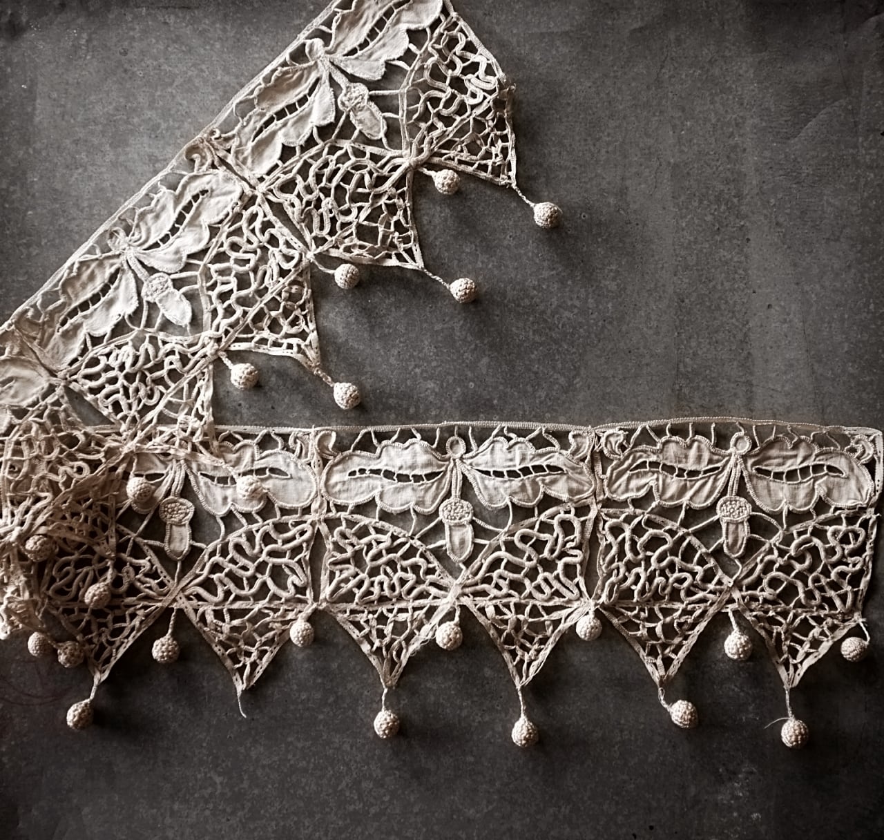 追加画像∵アンティーク ボビンレースフリル装飾 葡萄の花文字刺繍リネンクロス L)(残2/在庫6)フランス アンティーク リネン ドイリー カット