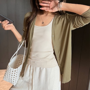 テンセル Vネック 長袖 シアー ニットカーディガン レディース トップス ニット カーディガン 羽織 丈長 ミディアム 襟なし ドレープ 前開き 透け感 シースルー ボタン 薄手 かわいい 大人可愛い きれいめ シンプル カジュアル おしゃれ こなれ感 ルーズ 無地 春 夏 秋 ママ 通勤 学生 学校 通学 デート お出かけ 旅行 公園 女子会 休日 重ね着 韓国 体型カバー 普段使い 着回し S M L ゆったり 白 ホワイト 黒 ブラック カーキ 水色 オートミール ライトピンク ライトグリーン