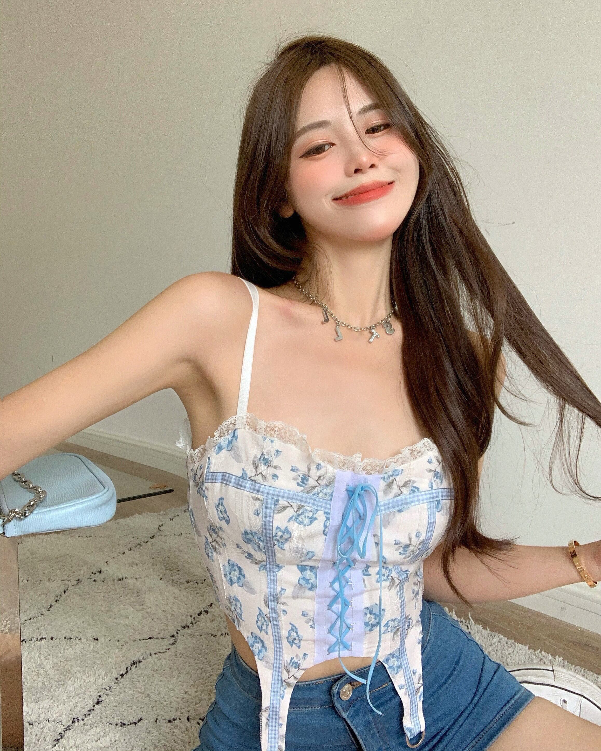 フローラルサマーショートトップス 夏物 花柄 ブラックストロベリース54327235024