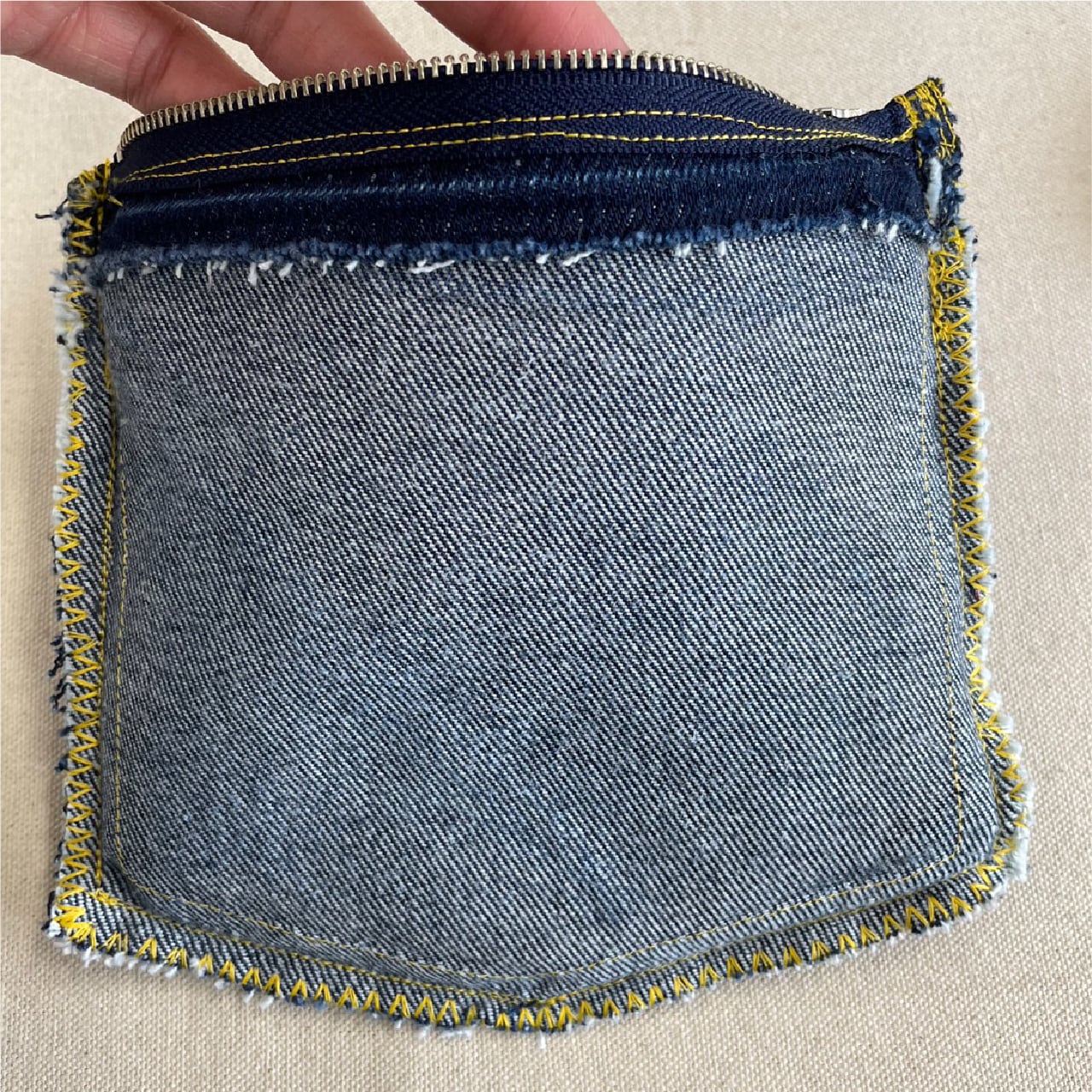 リメイクデニムポケットポーチ（星チャーム付き） | フジ刺繍【Fuji 