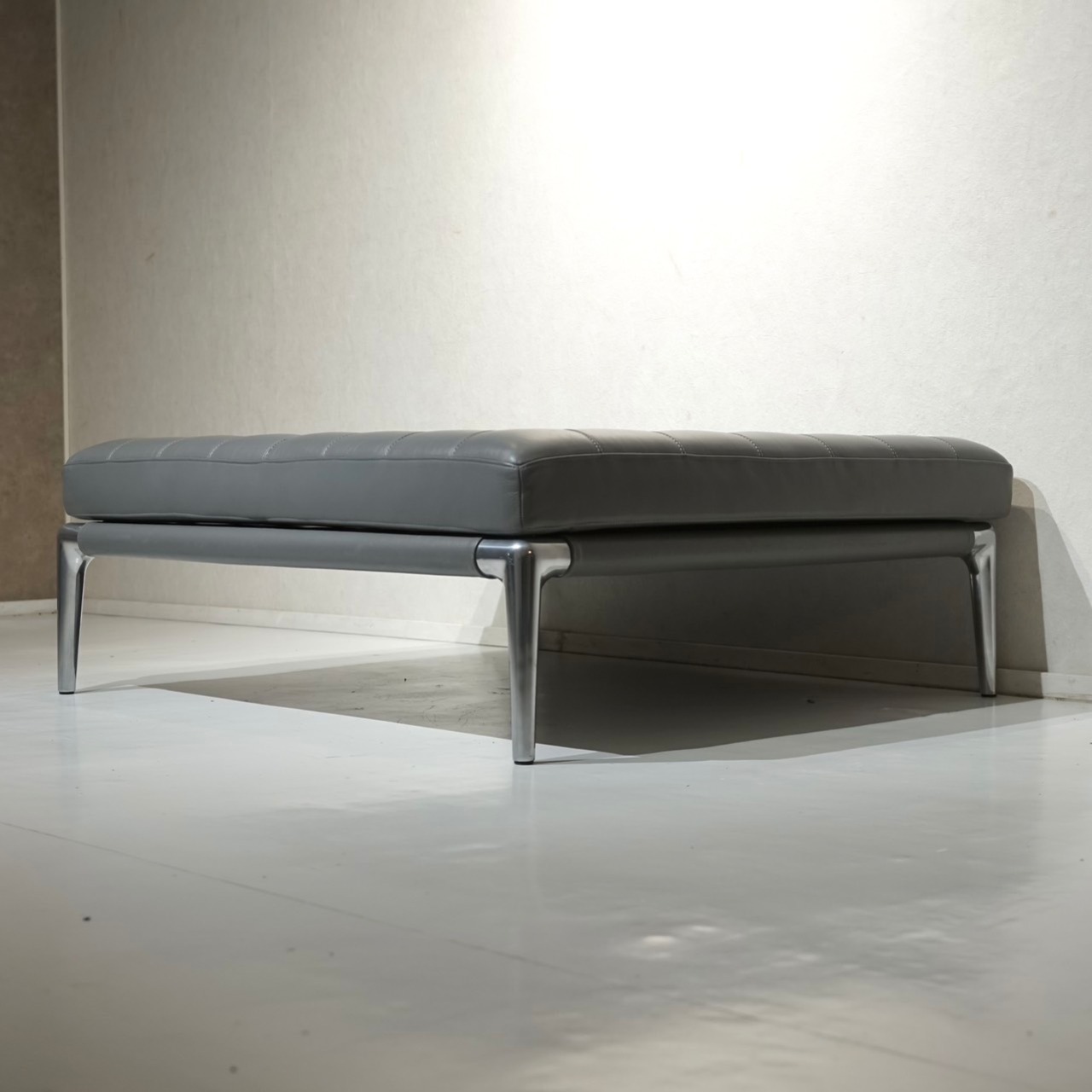 Cassina カッシーナ VOLAGE ヴォラージュ オットマン スツール 本革 レザー グレー モダン ホテルライク ラグジュアリー