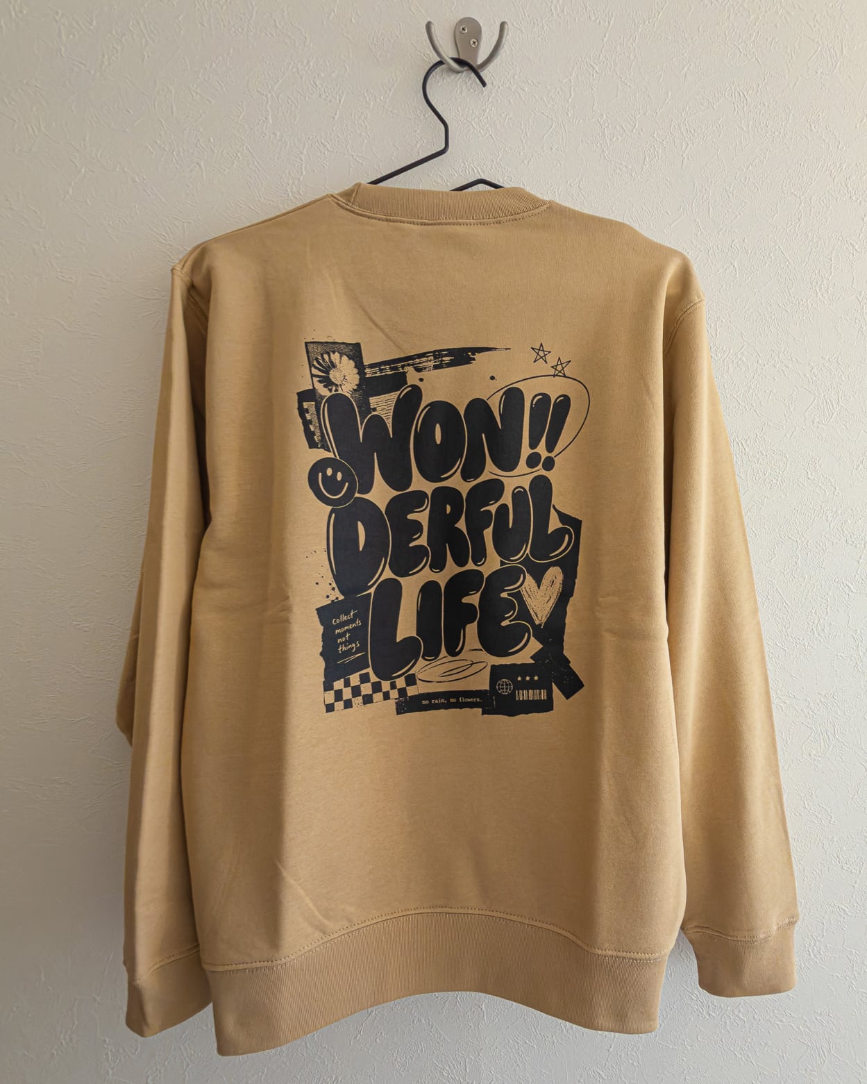 「WON!!derful」グラフィック(サンドカーキー) スウェット〈バックプリント〉