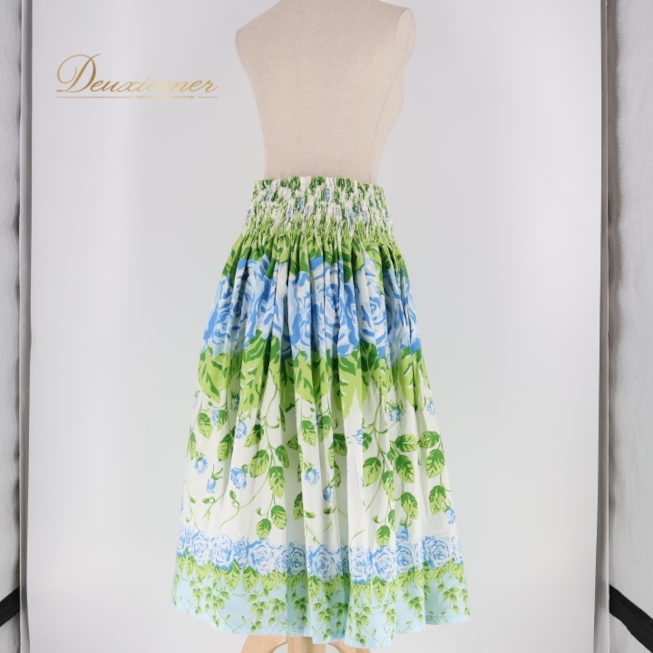 フラダンス 衣装 パウスカート メネフネプランテーション ホワイト系 MENEHUNE PLANTETION 日本製 シングル かわいい ローズ柄 爽やか 華やか 鮮やか 明るい 水色 ハワイアン アロハ ハワイアンプリント フラ ダンス レッスン 練習