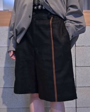 【25SS】 FENG CHEN WANG(フェンチェンワン) / FMS19ST01/Linen Short with silk stripe / パンツ