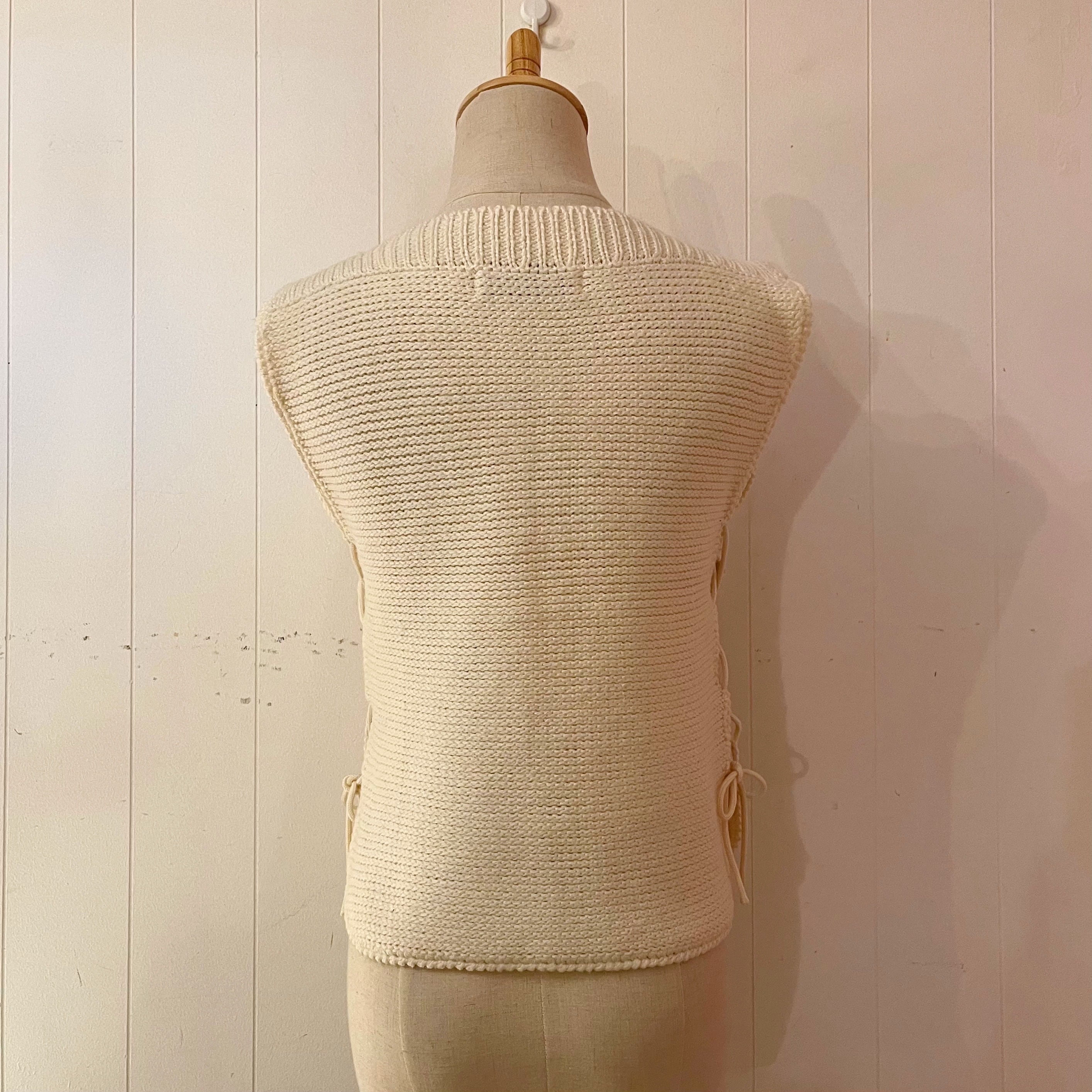 pierrot boy side ribbon vest