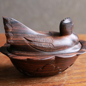 パカッと開く、木の鳥の小物入れ