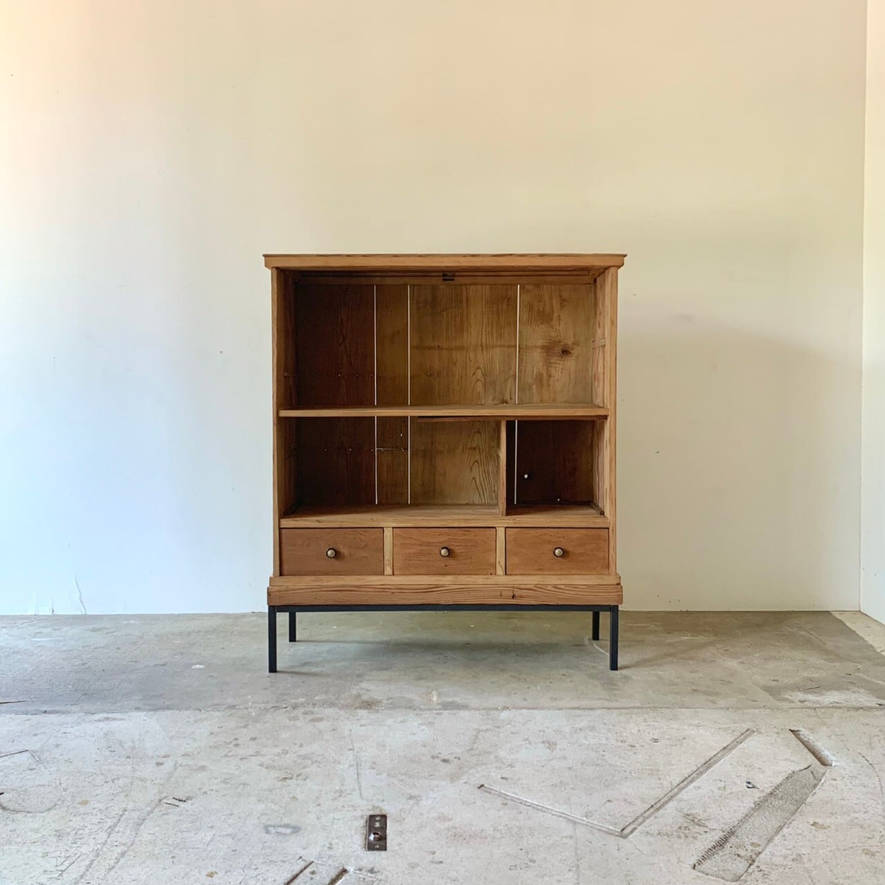 鉄脚のシェルフ　古家具　0530