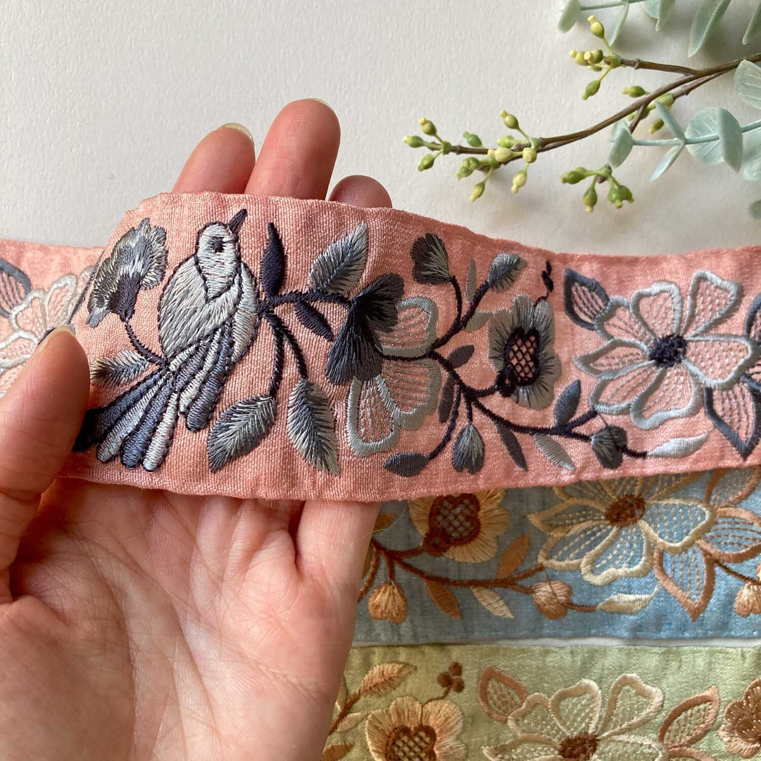 再入荷〉花を眺める鳥模様のインド刺繍リボン（50cm〜） | Dua