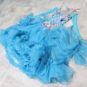 社交ダンス 衣装 スタンダードドレス ドレス ワンピース スタンダード フロート フリル ベロア 水色 デモ 競技 ダンス パーティ 発表会 レース 豪華 綺麗 ブルー系 フロア映え スカート 重ね フワフワ 舞う エレガント 女性用 競技用ダンス衣装 発表会衣装 おしゃれ パーティードレス ステージ衣装