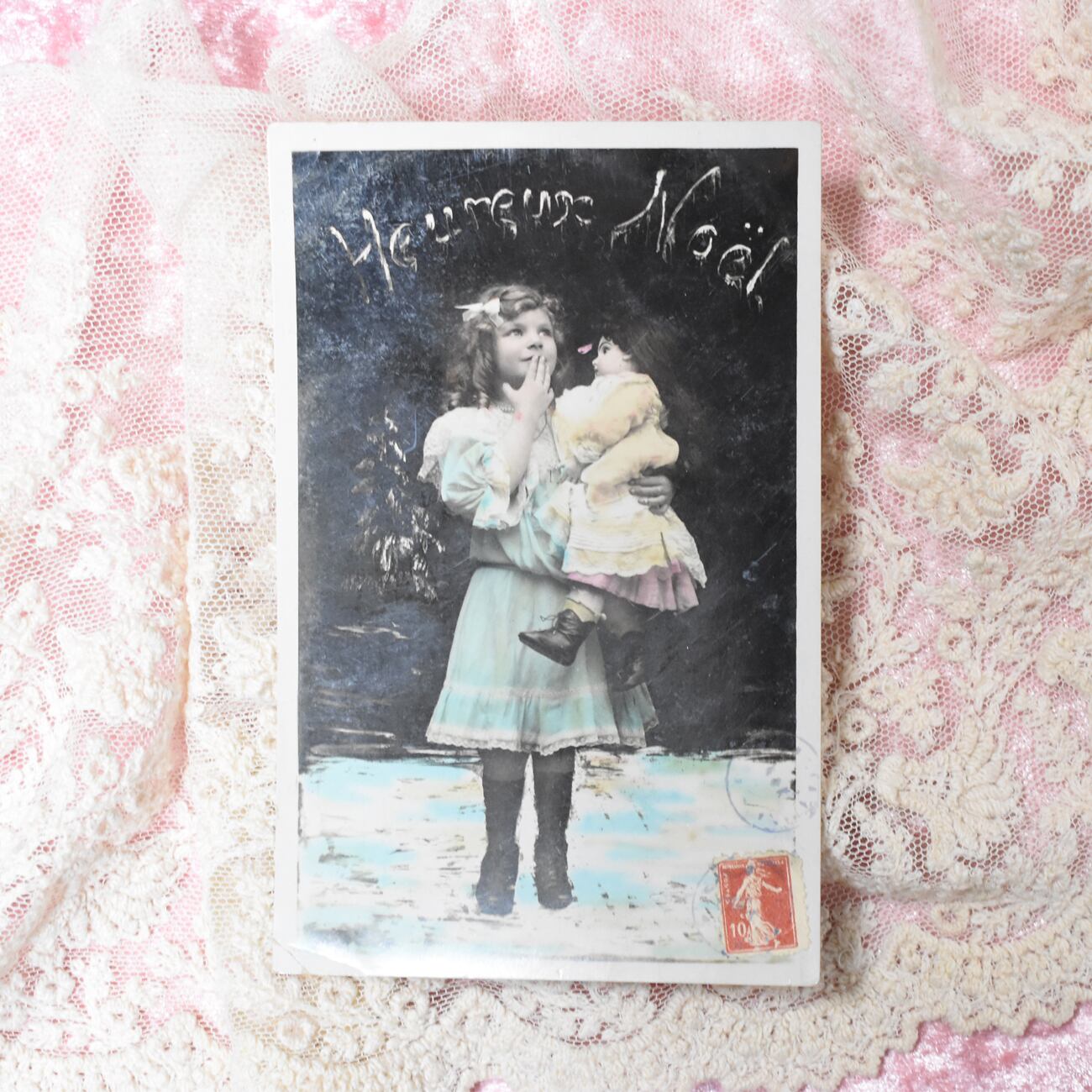 Antique postcard クリスマスの朝に現れた窓辺の美しい天使 P025