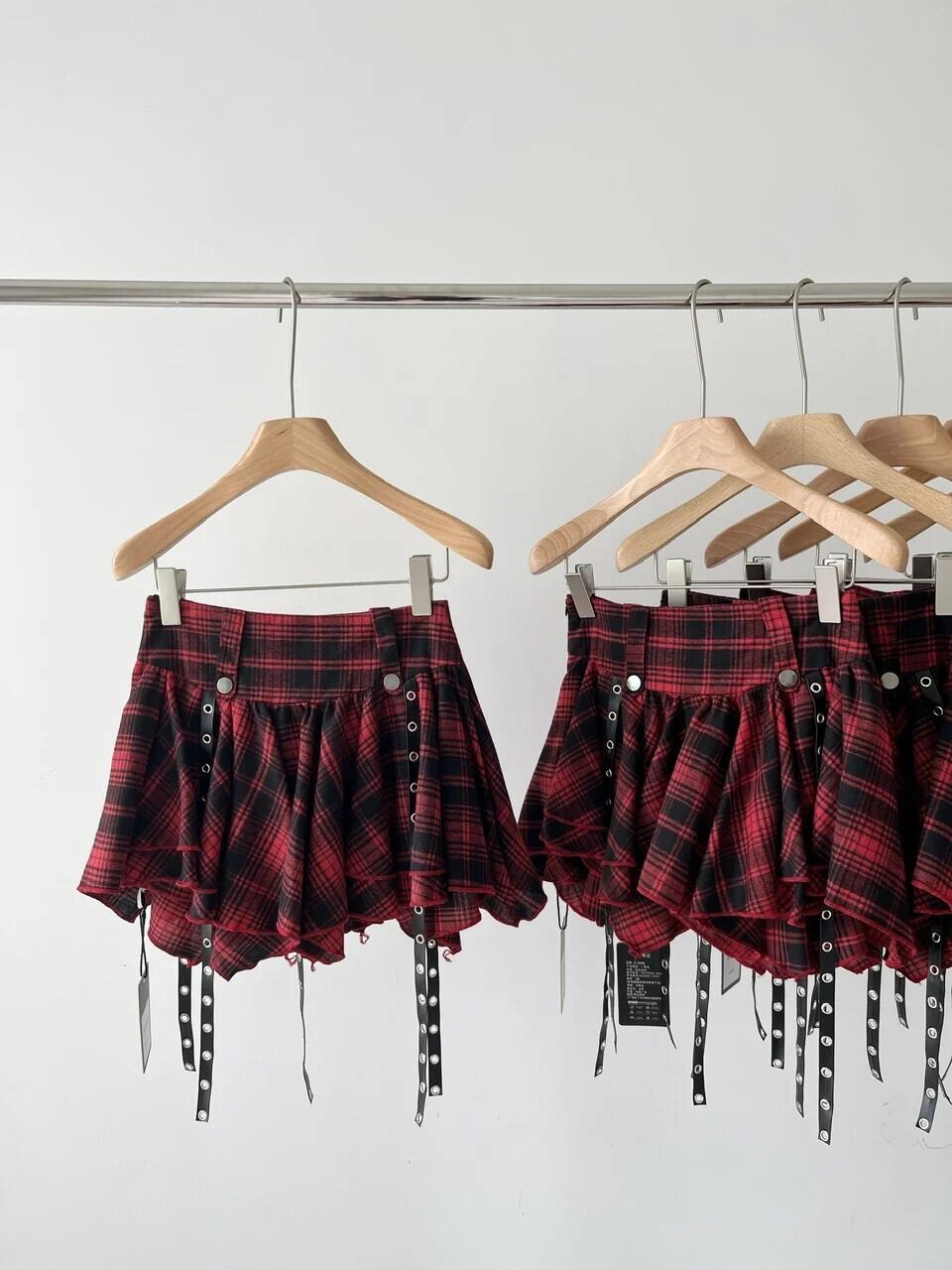 女性の赤のチェック柄ミニスカート原宿 Y2k 2000 年代