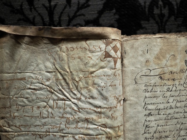 オブジェのような古文書の束