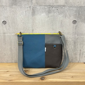 【選べる紐付】Block切替ショルダーバッグ【レインブルー×濃グレー×濃茶】