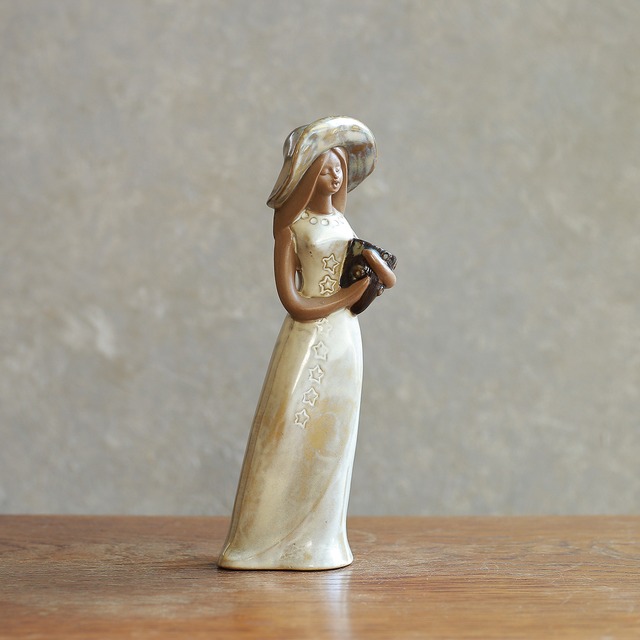 ご機嫌に歌を歌う女性の、一輪挿し 2