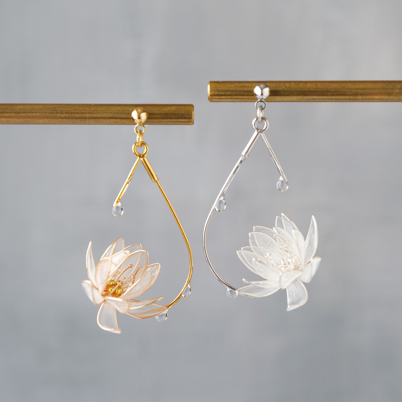 水面に咲く睡蓮 －Gold & Silver－ | Water Lily Earrings