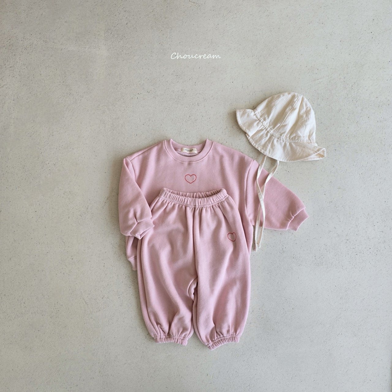 [choucream] Heart needlepoint sweatshirt / [슈크림] 하트자수맨투맨티