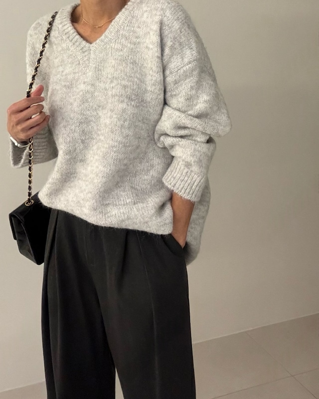 Vネックゆるニット