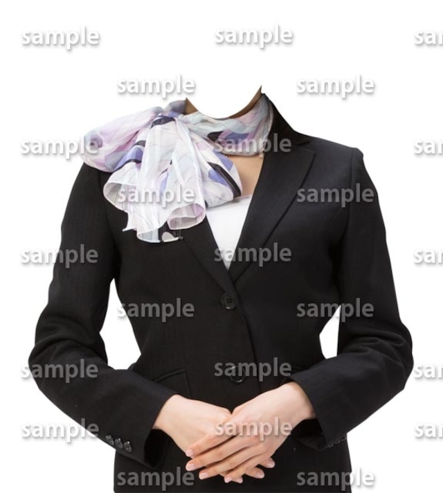 女性黒スーツスカーフ正面