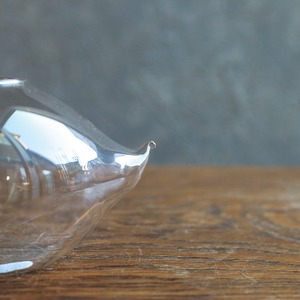 繊細なフォルムが美しい、ガラスの白鳥