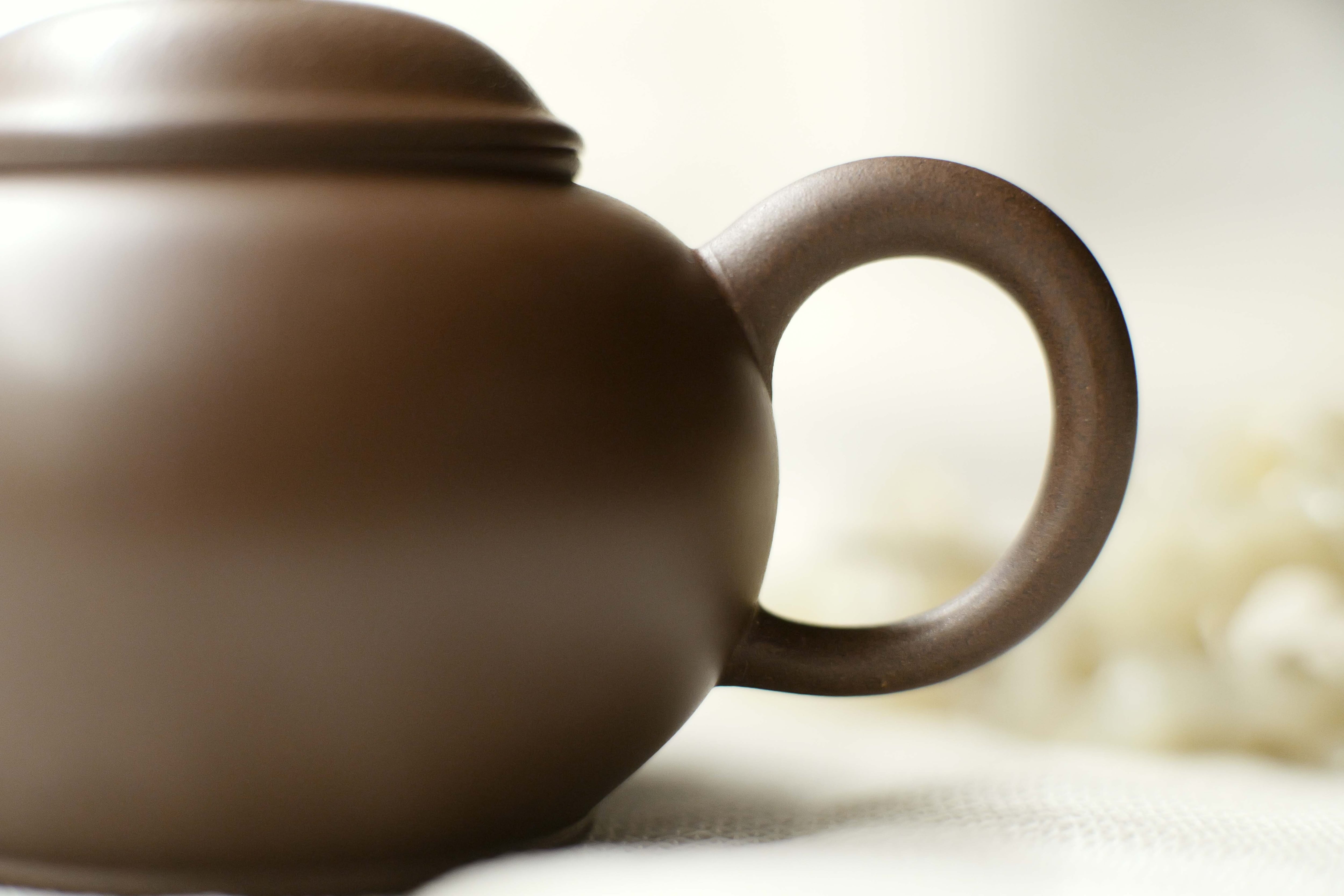 宜興紫砂壺 「薄胎水平壺」・黒星土（紫泥） | 北白川糕糰店