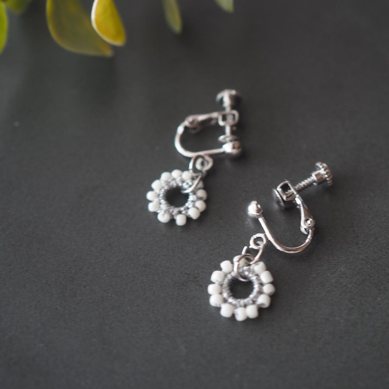 丸い白粒マクラメレース ピアス/イヤリング 【シルバー】 小さめ