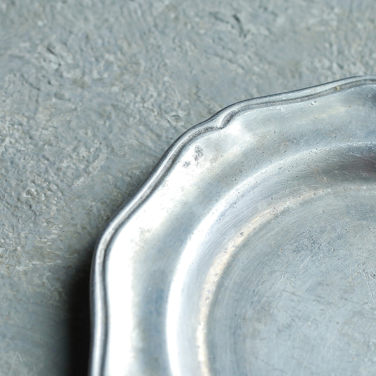 シルバーに輝く、ピューターのお皿