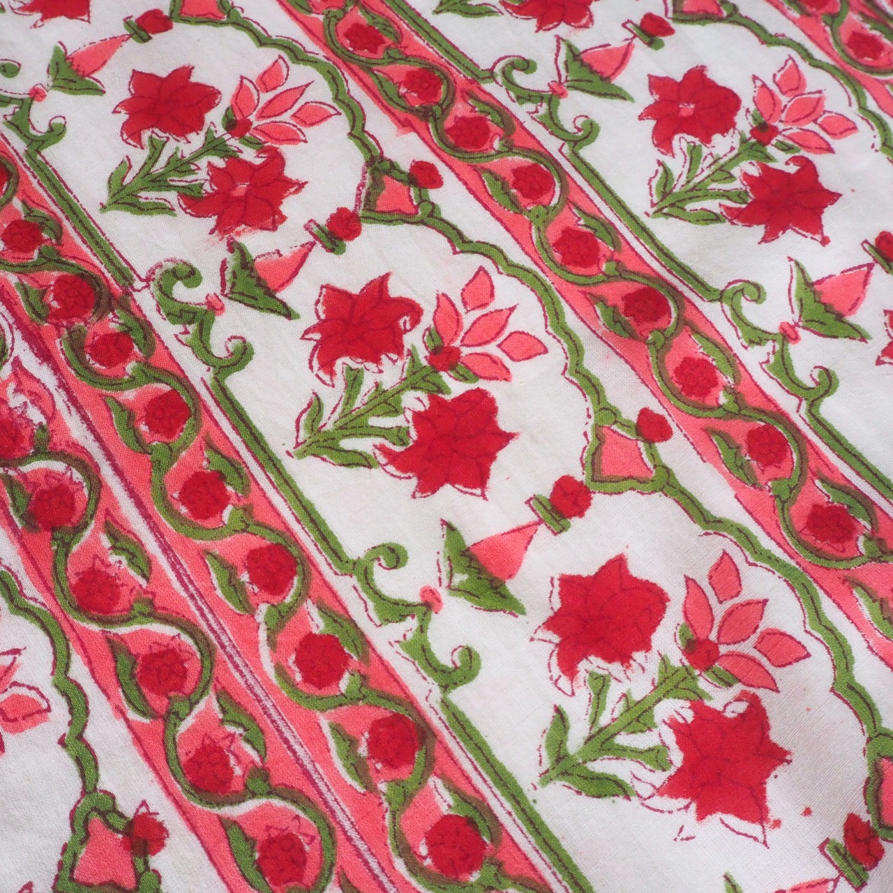 ブロックプリント生地【50cm単位】インド綿 ストライプ柄 白×赤×ピンク #27061-RD3