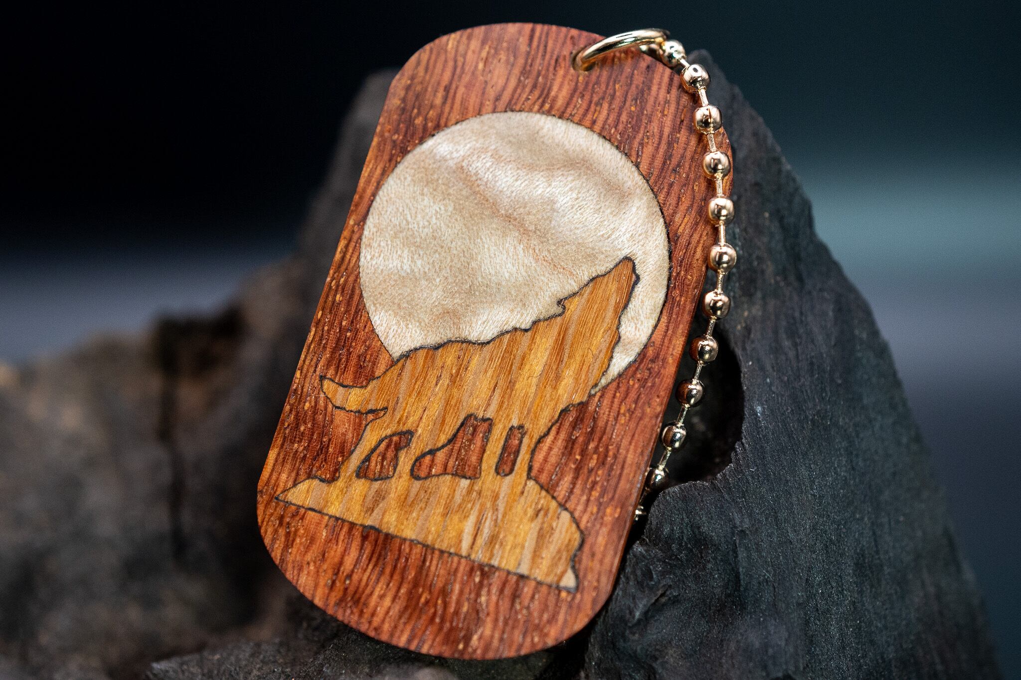 【朱色の銘木】 本花梨 ドッグタグ 象嵌 月と狼