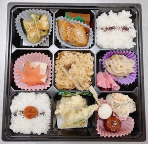 【テイクアウト用】仕出し弁当：1,100円：9個仕切り
