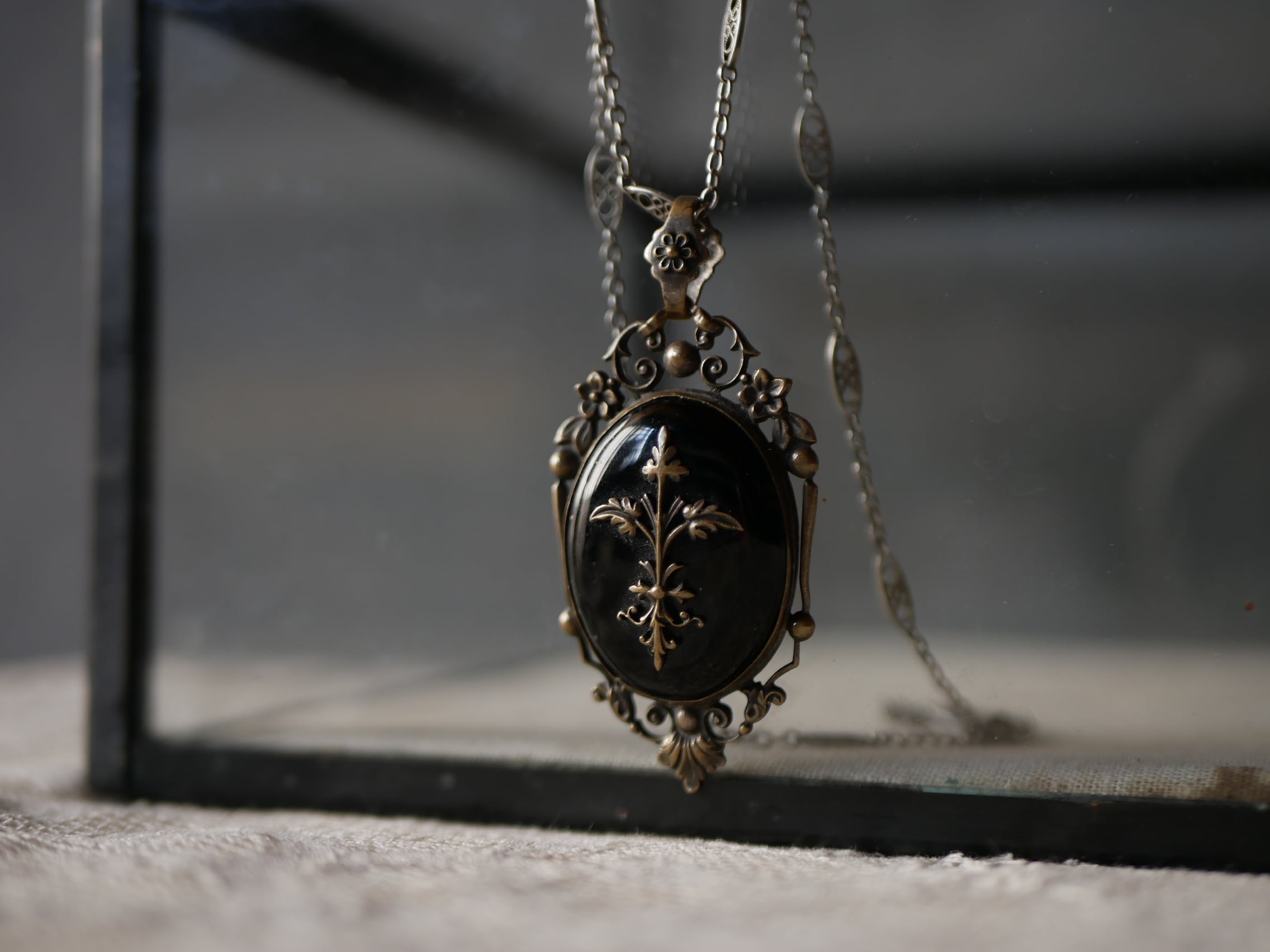 デコラティブなアンティークペンダントトップ ヨーロッパアンティーク アンティークアクセサリー アンティークのある生活