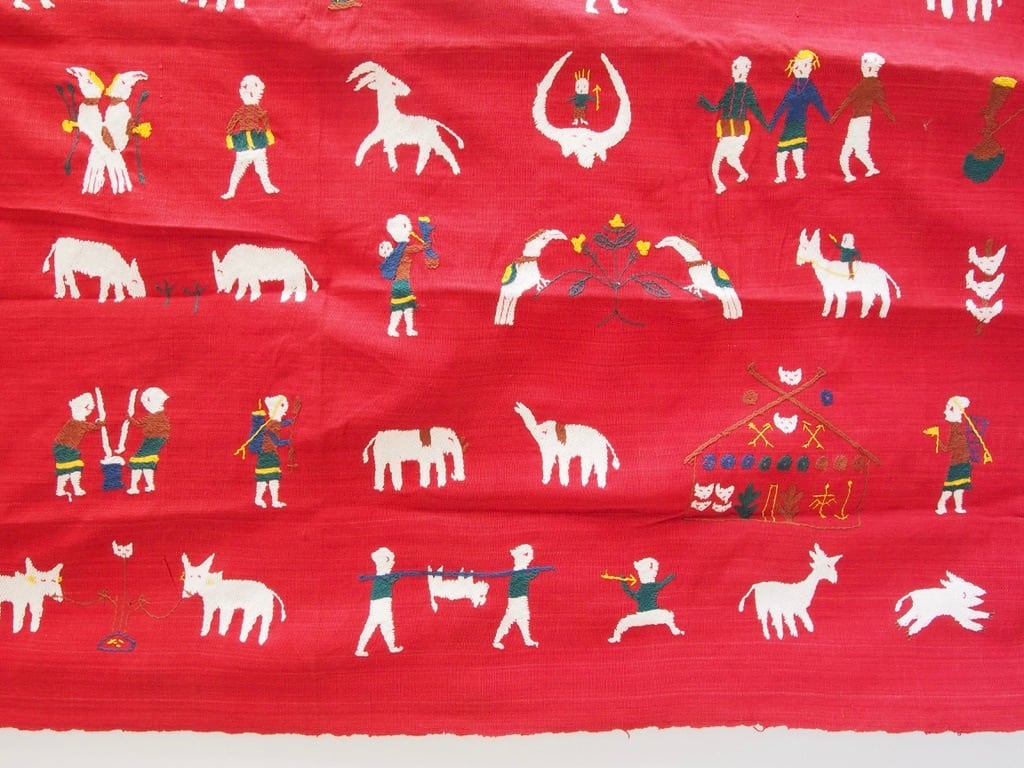 NAGA TRIBE - EMBROIDERY TAPESTRY / RED | casablanca