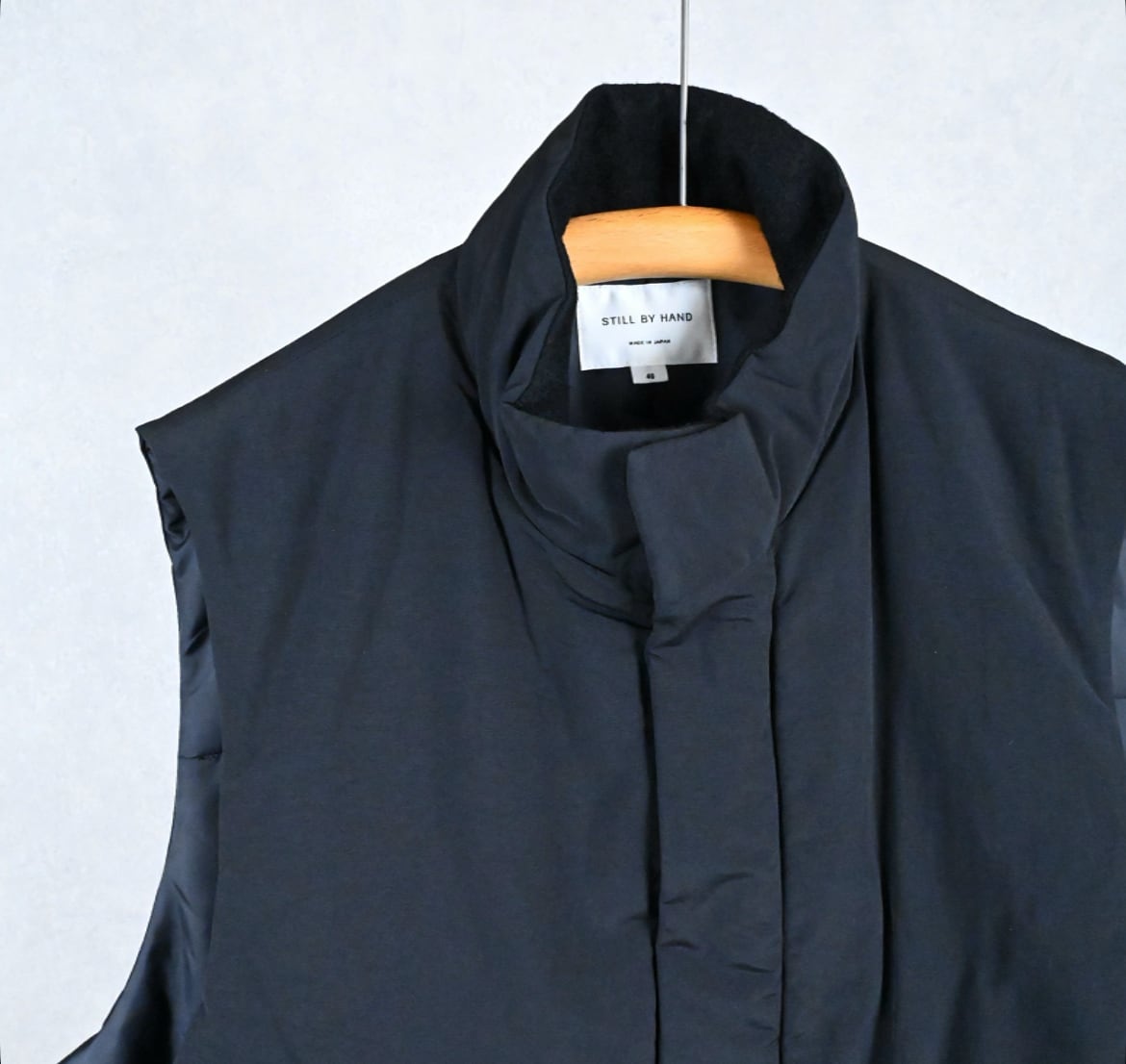 25ss STILL BY HAND スタンドカラーベスト 46 黒 25AW》【STILL BY HAND】STAND COLLAR PADDED VEST スティルバイハンド
