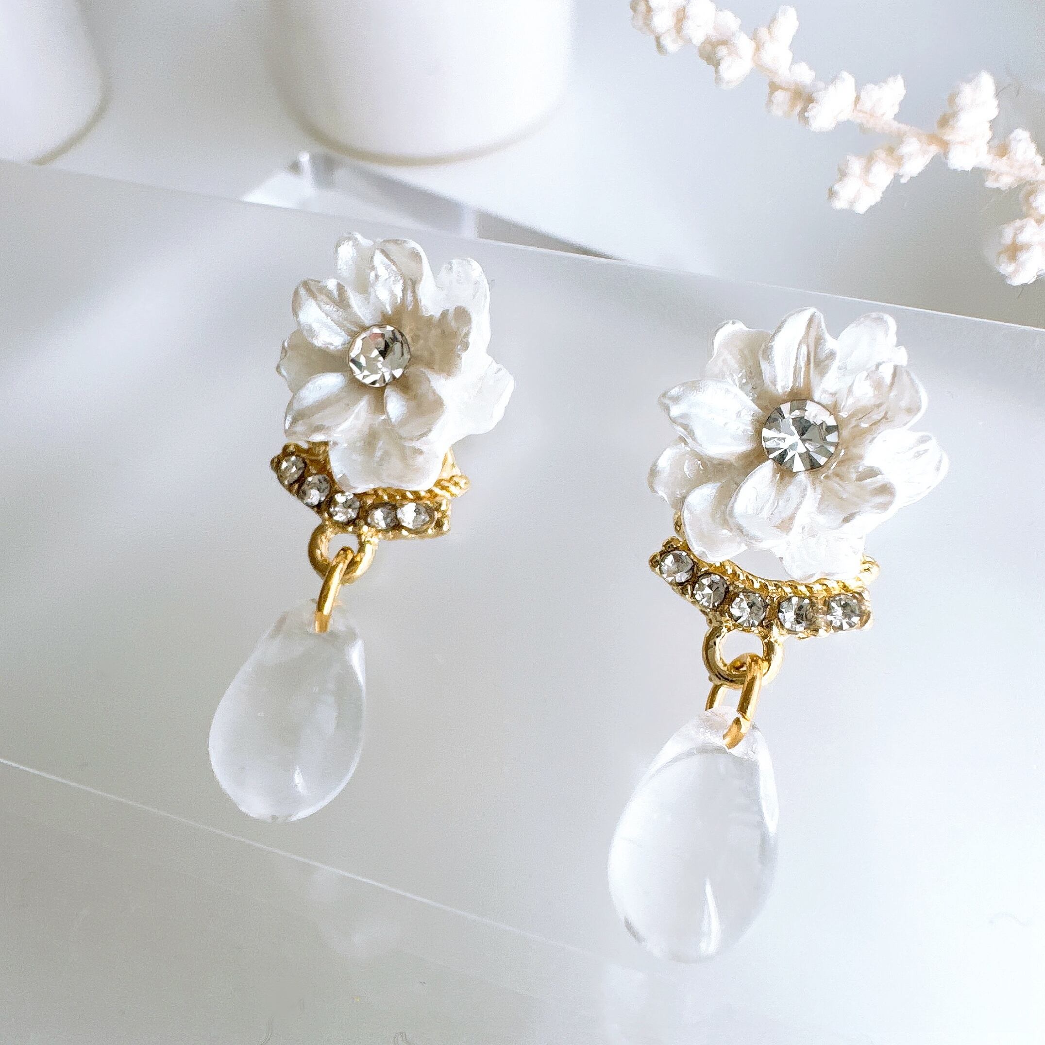 白の小さなお花ピアス チタン ステンレス イヤリング 樹脂 ノンホール