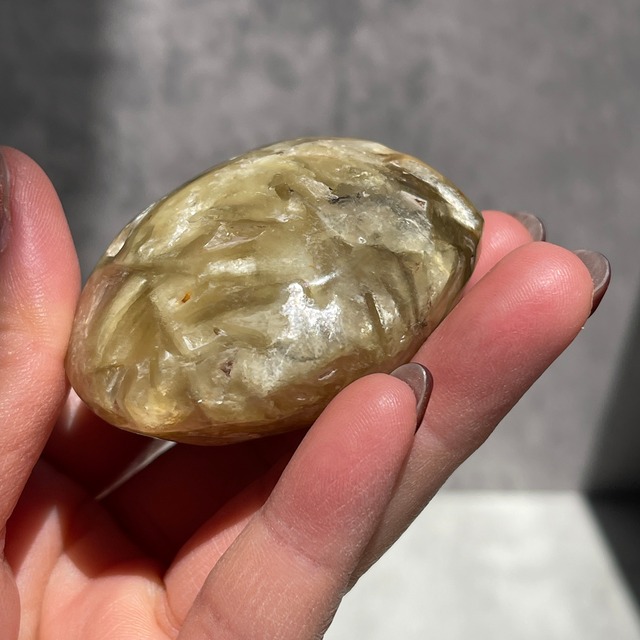 マダガスカル産 ゴールデンマイカクォーツ パームストーン 50×58.5×33mm 天然石 一点物