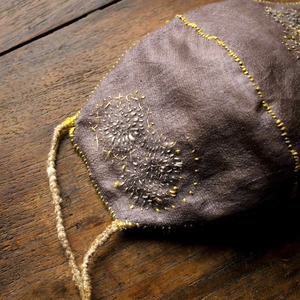 「精霊たち１」｜手縫い布マスク　手刺繍　手織草木染絹　竹布裏地　手巻き野蚕絹紐　銀ビーズ