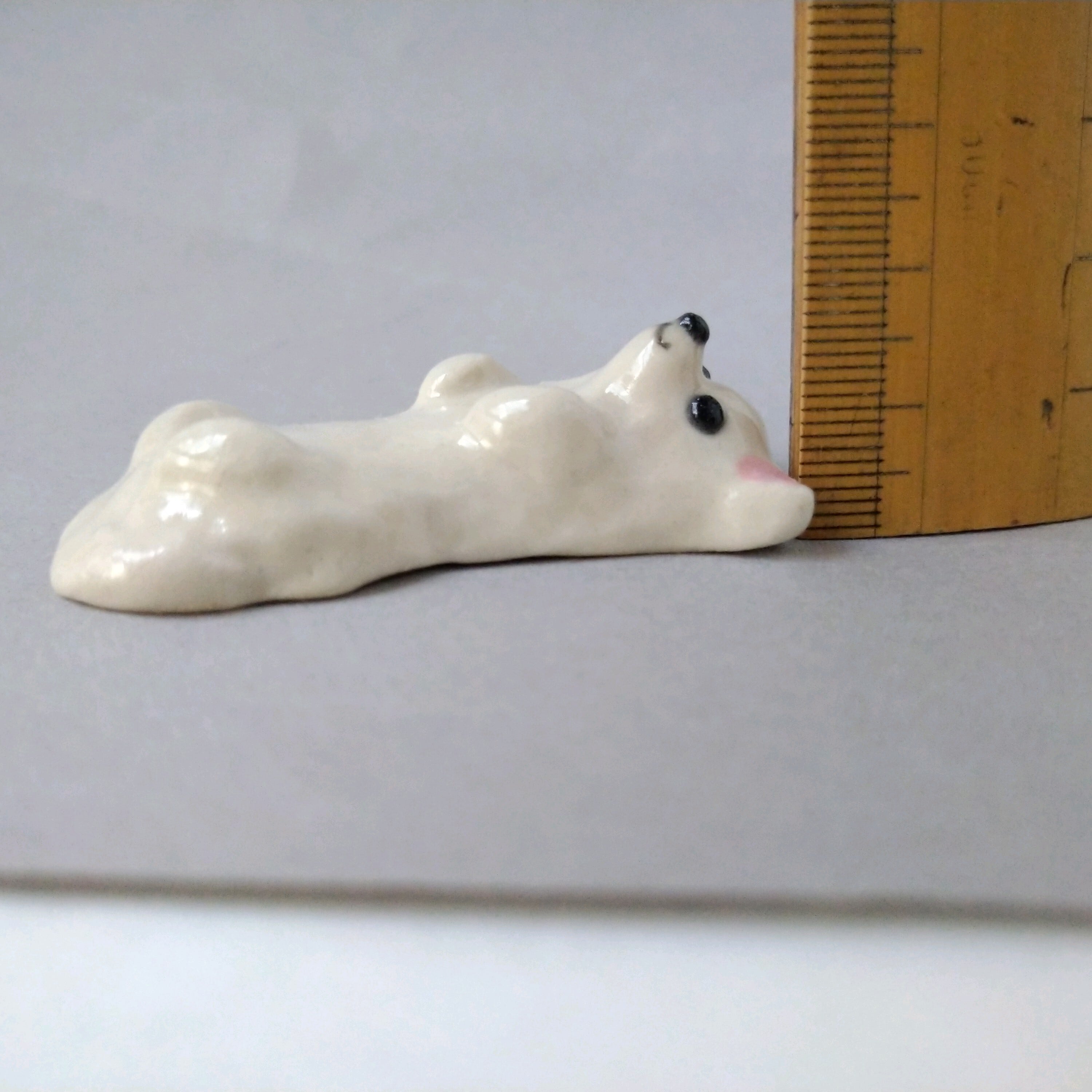 チワワの箸置き（ホワイト）仰向け | 陶器のことり