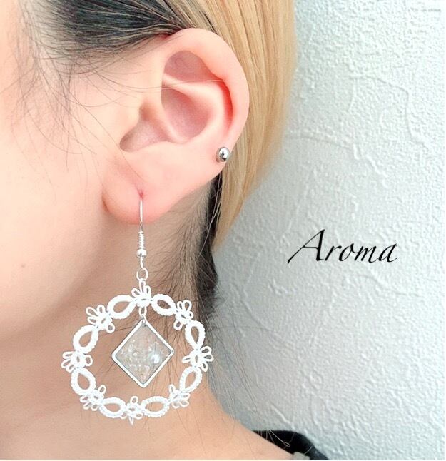 レースとレジンの白ピアス | Aroma