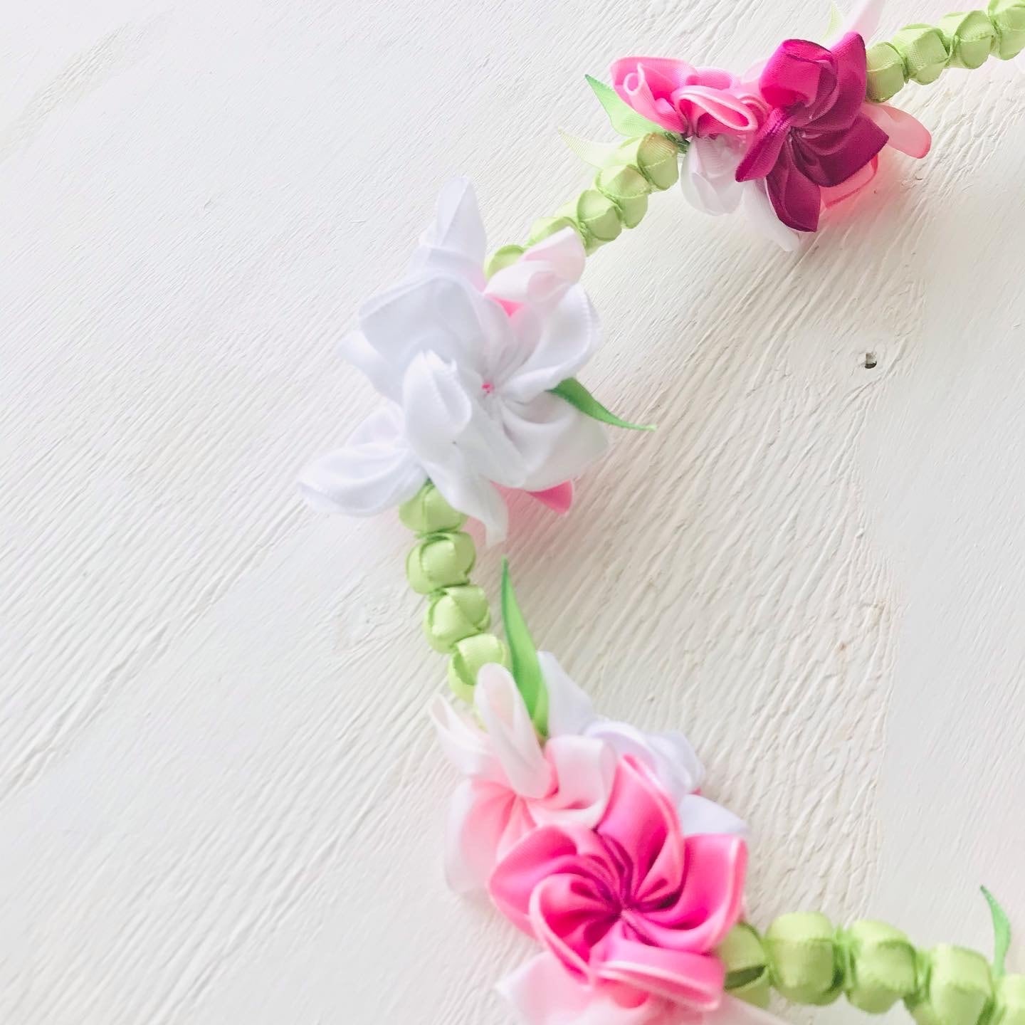 キット】リボンで作るホワイトピンクのプルメリアとヒペリカムのレイ