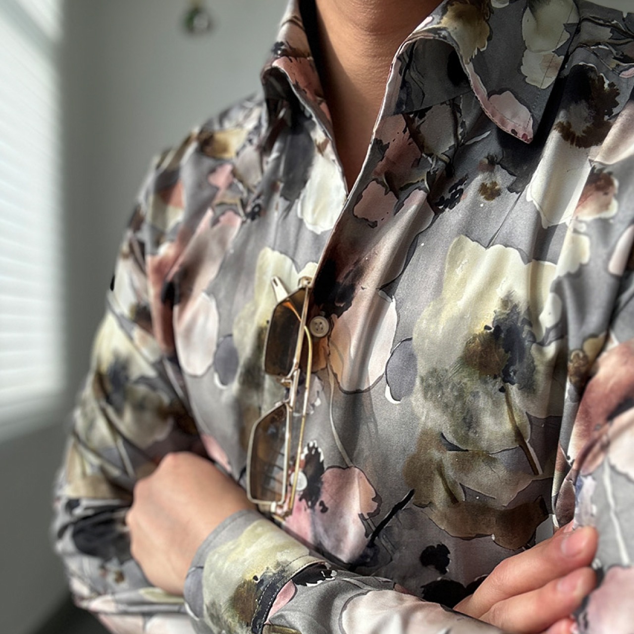 デイリーファッションに個性をプラスした水墨画風の柔らかいデザインシャツ　SH043