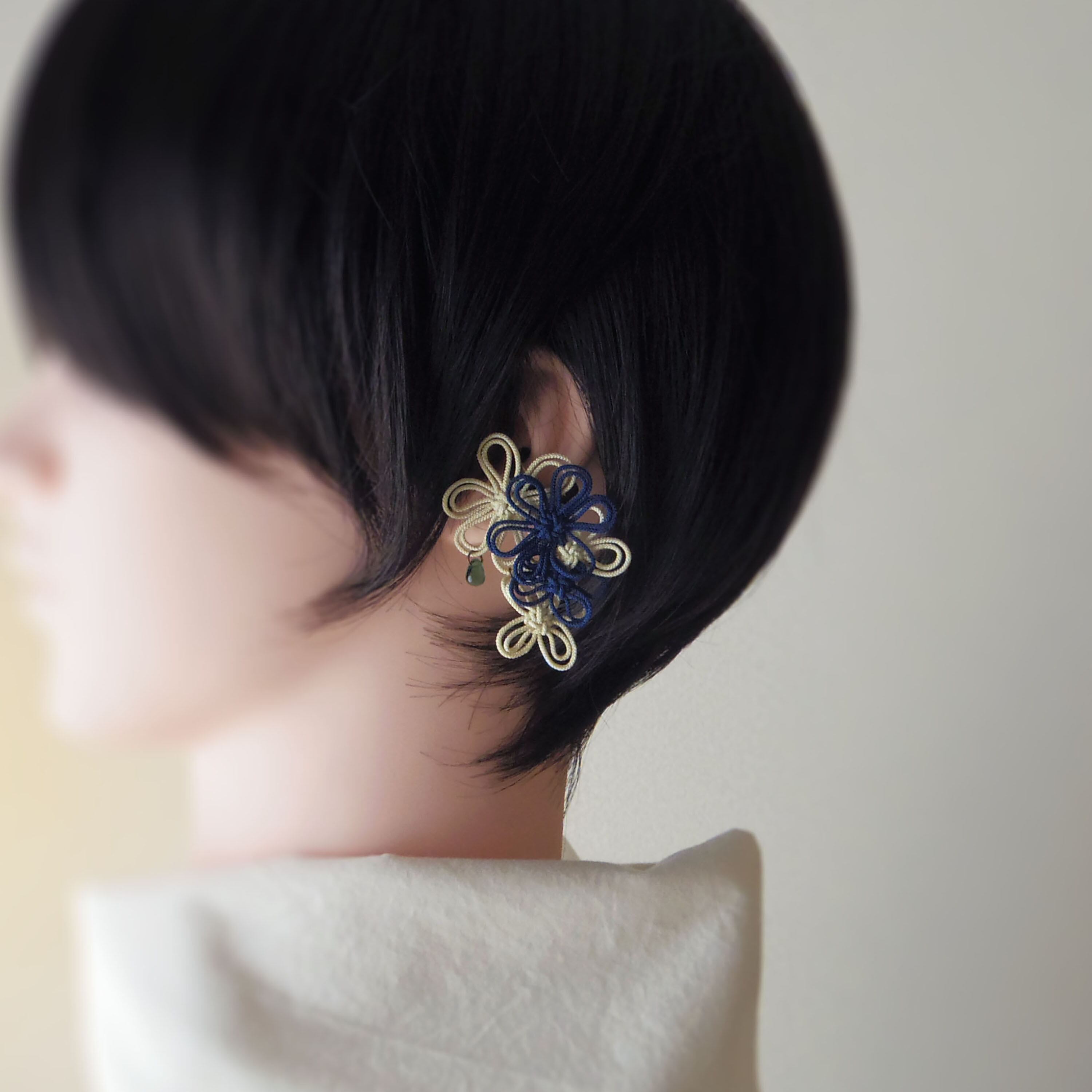 かたっぽイヤーカフ「するり明々」(濃青×アイボリー)