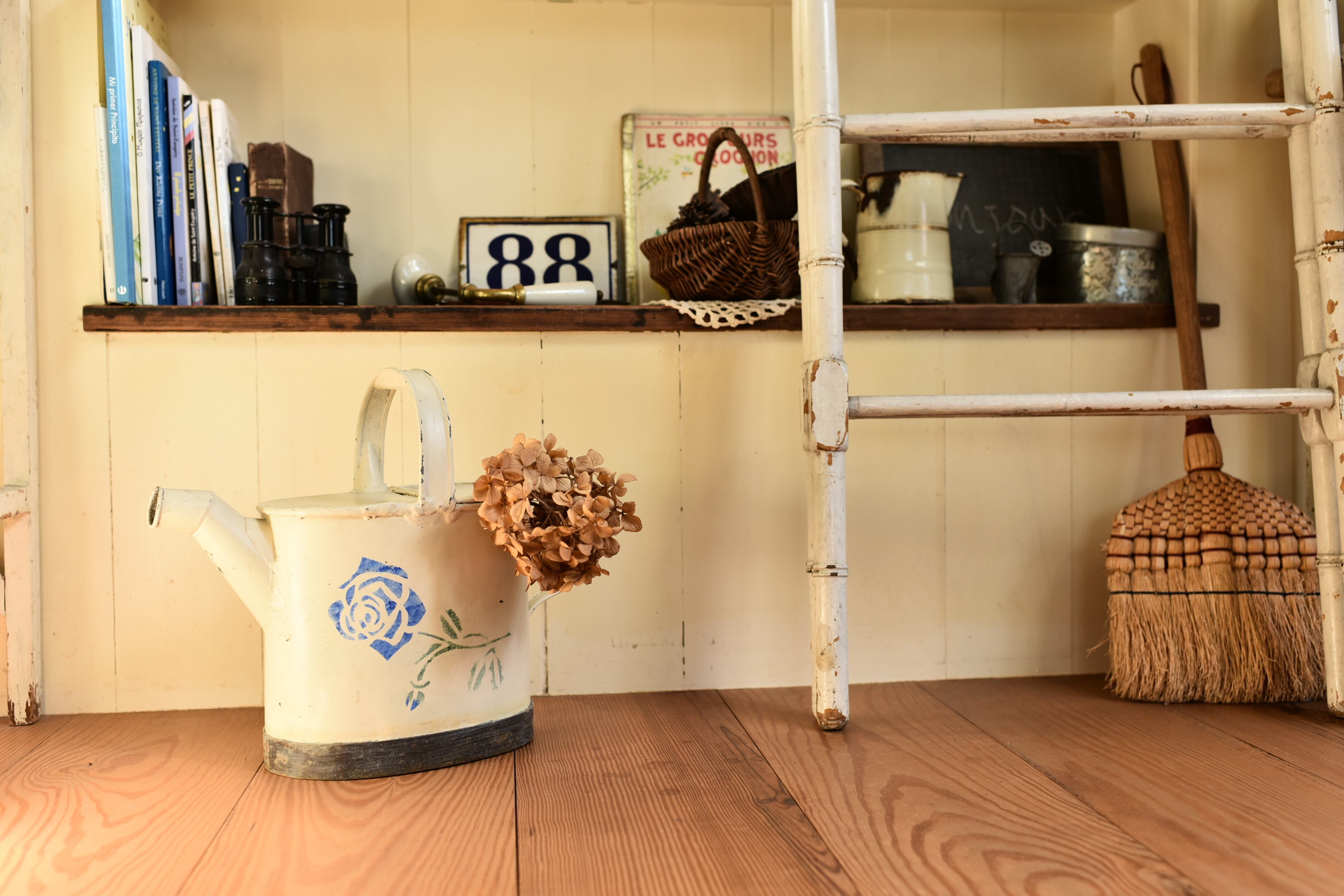 白地にお花柄がかわいい白のジョーロ フレンチアンティーク