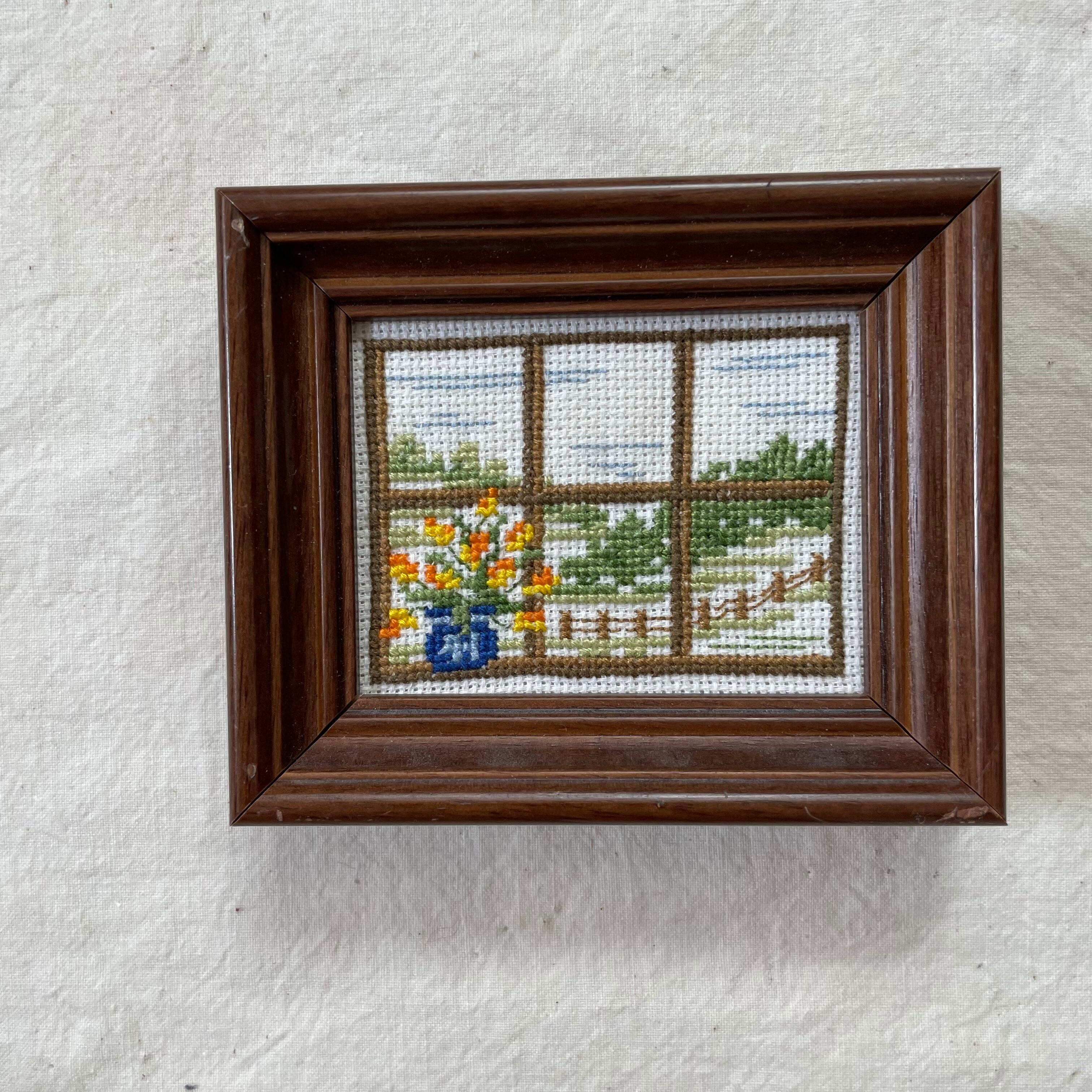 窓辺の刺繍絵1