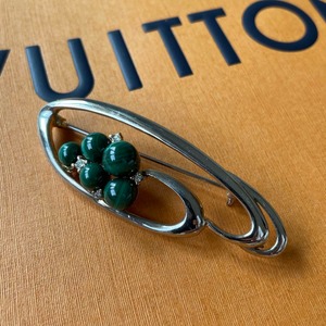 グリーンストーンブローチ